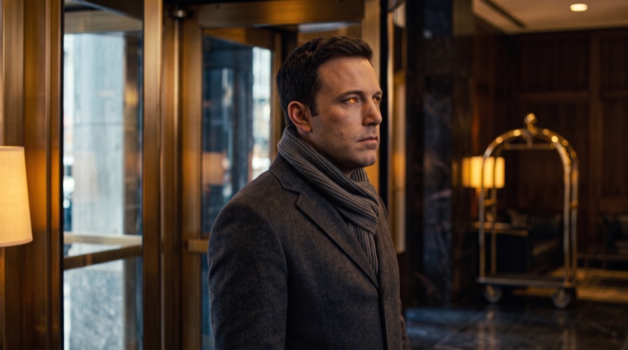 El hombre entra al hotel — Fotograma final